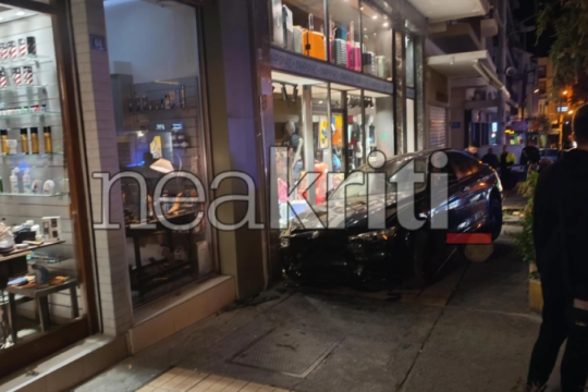 Ηράκλειο: Αυτοκίνητο παρέσυρε 27χρονη και κατέληξε σε βιτρίνα καταστήματος [βίντεο]